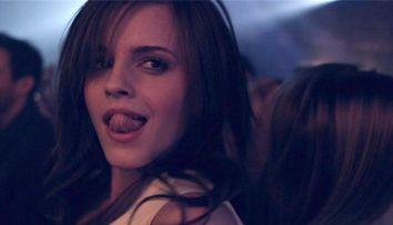 Emma Watson, super provocatoare in ultima sedinta foto. S-a imbracat intr-o rochie asemanatoare celei pe care a purtat-o Julia Roberts in filmul 