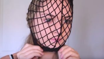 Si-a pus dresuri pe cap si a inceput sa aplice produse de make-up pe fata. In ce se transforma la final