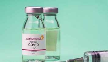 Ce decide România legat de AstraZeneca, după ce un oficial EMA a declarat că există legături între tromboze și vaccin
