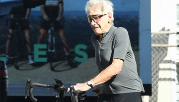 Octogenar, dar plin de energie! Recunoști starul de la Hollywood surprins de paparazzi pe bicicletă?