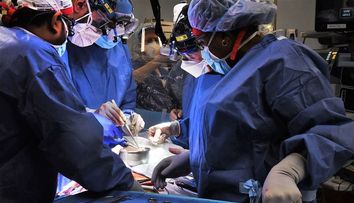 Primul om din lume care a primit o inimă de porc: „Fie muream, fie făceam acest transplant”