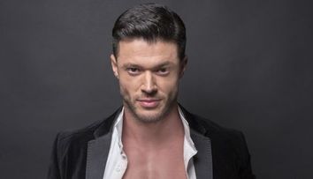 Victor Slav, mai sexy ca niciodata. Asta e abdomenul plin de patratele la care Anda Adam are interzis