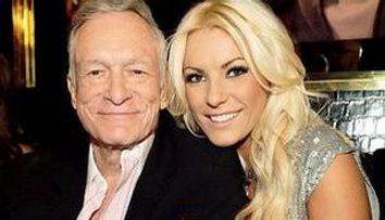 Hugh Hefner s-a logodit cu Crystal Harris, in Ajunul Craciunului! FOTO