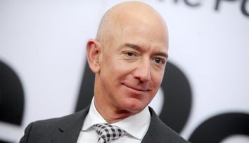 Jeff Bezos, surprins în Mexic alături de iubita lui! Cum a fost fotografiat omul cu o avere de peste 180 miliarde $