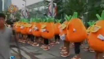 VIDEO / Romantic sau caraghios? Un chinez s-a deghizat in <span style=