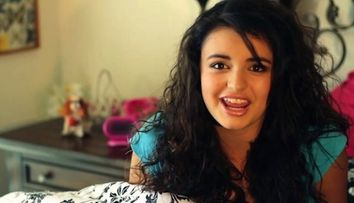Toata lumea vorbeste din nou despre Rebecca Black, fata cu <span style=