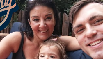 „Oamenii cred că sunt bunica fiicei mele”! A devenit mamă la 50 de ani cu un iubit cu 21 de ani mai tânăr: „Tehnic, aș putea fi mama amândurora!