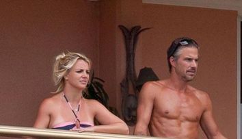 Britney Spears isi continua escapada romantica in Hawaii! Printesa muzicii pop se bronzeaza cu… bretele!