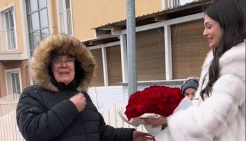Andreea Bostănică a împărțit trandafiri pe stradă, iar oamenilor nu le-a venit să creadă. „Am vrut să dau puțin din această fericire mai departe”