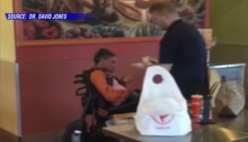 Ce a facut un angajat atunci cand o persoana cu dizabilitati a intrat intr-un restaurant. Gestul sau a ajuns viral