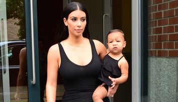 Gestul neasteptat pe care North West l-a facut la vederea paparazzilor. Cum a reactionat fiica lui Kim Kardashian 