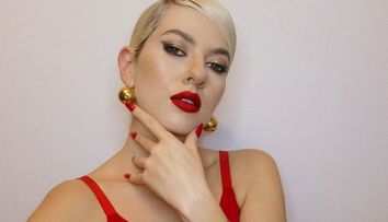 Lidia Buble, imagini îndrăznețe în domitor. Ținuta cântăreței a stârnit un val de comentarii critice