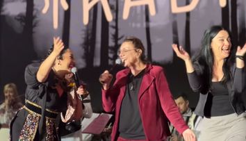 Moment special la concertul Andrei din Germania. Actorii din Clanul și Groapa au cântat alături de ea melodia „Cui nu-i place dragostea”