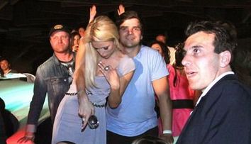 Paris Hilton s-a dat in spectacol la o petrecere din Ucraina! FOTO