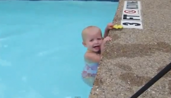 Abia a invatat sa mearga, dar inoata ca un profesionist! E uimitor cat de bine se descurca acest bebelus in piscina: VIDEO
