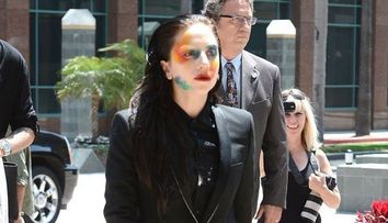 Botinele pe care putine femei ar reusi sa mearga. Cum a aparut Lady Gaga, pe niste tocuri ametitor de inalte