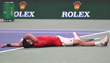 Momentul în care Novak Djokovici se prăbuşește pe teren în timpul meciului. În urmă cu o zi, jucătorul a vomitat pe teren