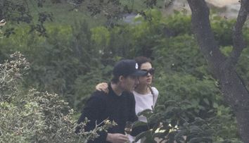 În plin scandal cu întreaga familie, celebrul cuplu a fugit din mijlocul tensiunilor și s-a retras la un resort de lux. Unde au fost surprinși de paparazzi