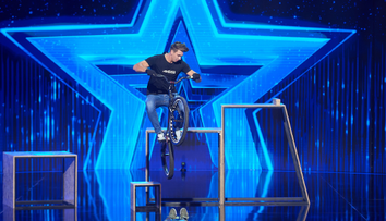 INTERVIU cu Iulian Zaharie, băiatul care a făcut jonglerii cu bicicleta pe scena Românii au talent