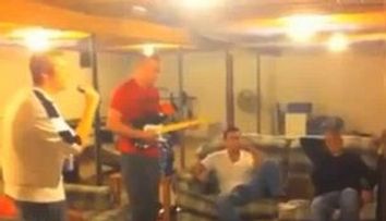 Isi pierde mintile din cauza unui joc si distruge televizorul VIDEO