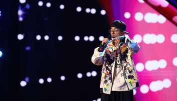 Românii au talent 2022: Cu geaca lui Smiley și rimele la el, Roberto Bunea a făcut show pe scena talentelor