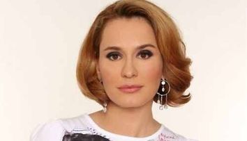 Andreea Esca, superba in noaptea de Revelion. Ce a purtat prezentatoarea pe cap, la cumpana dintre ani