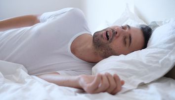 Persoanele care sforăie au risc de trei ori mai mare de a suferi forme grave de Covid-19