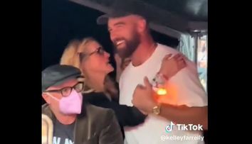 Fanii lui Taylor Swift, șocați! Julia Robert, filmată când îl scarpină pe piept pe iubitul acesteia, Travis Kelce. Cum a reacționat acesta