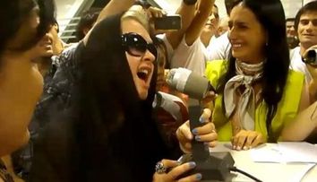 Distractie mare pe aeroport: Cyndi Lauper le-a cantat calatorilor 