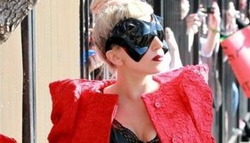 Romanul care care a imbracat-o pe Lady Gaga isi prezinta noua colectie la Londra!