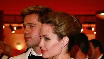 Angelina Jolie i-a daruit lui Brad Pitt o bijuterie creata de ea: un pandativ cu diamant