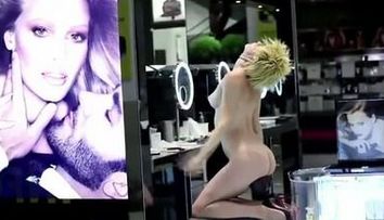 Vezi o reclama super provocatoare la Prada: in pielea goala intr-un magazin plin de oameni! VIDEO