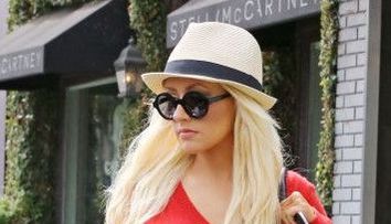 Christina Aguilera isi arata noile forme intr-o pereche de skinny jeans. A slabit enorm si e mandra de reusita ei: FOTO