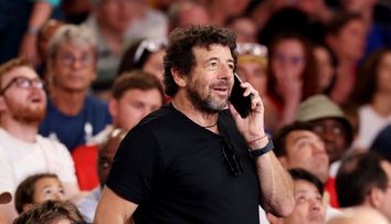 Celebru cântăreț francez, arestat după ce a fost acuzat că a agresat intim mai multe femei. Ce a declarat Patrick Bruel: „Îmi pare sincer rău”