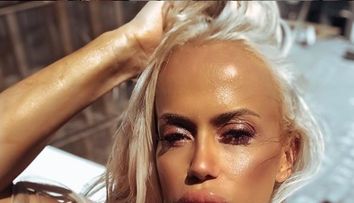 Anda Adam, imagine incendiară pe Instagram! Artista s-a lăsat fotografiată topless