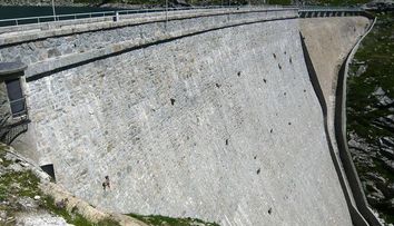 Probabil nu ai vazut niciodata asa ceva: Uite ce a surprins un fotograf pe barajul acesta: FOTO