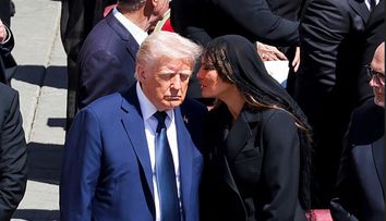 Un cititor de buze a dezvăluit cele patru cuvinte pe care Melania Trump i le-a șoptit lui Donald Trump la funeraliile Papei Francisc. Cum l-a salvat Prima Doamnă de o nouă gafă monumentală