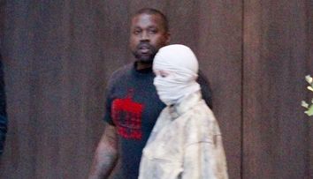 Soția lui Kanye West, o nouă apariție bizară! Reacția internauților: „Zici că e mumie!”
