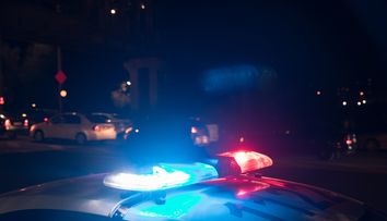 O fetiță de doi ani s-a prăbușit în gol, de la etajul 11, cu tatăl său în casă! Ce făcea bărbatul în timp ce copila se îndrepta spre geamul lăsat larg deschis