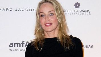 Lumina e de vina! Tinuta TRANSPARENTA a actritei Sharon Stone, care <span style=