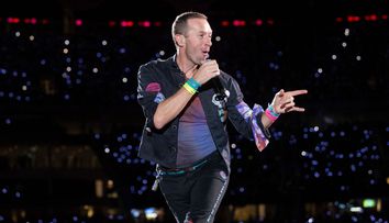 Moment superb la concertul Coldplay! Ce s-a întâmplat când a urcat pe scenă Babasha, cântărețul huiduit seara trecută