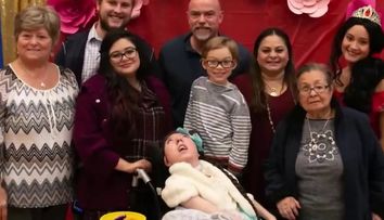 Miracol medical! Alex, femeia care s-a născut fără creier, a împlinit 20 ani! Când a venit pe lume, medicii au spus că nu va trăi mai mult de patru ani: „Este o luptătoare!”