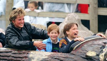 Fețele bucuriei. Cum s-au distrat William și Harry când prințesa Diana i-a dus într-un parc de distracții