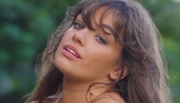 Modelul care nu se rușinează pentru pliurile burții. A pozat în costumul Evei pentru Sports Illustrated și a stârnit doar admirație