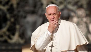 Papa Francisc suferă de o infecție respiratorie și va rămâne internat în spital 