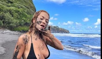 Rita Ora, băi de nămol pe o plajă din Australia