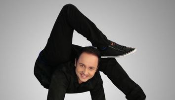 Catalin Maruta s-a contorsionat precum Zlata pentru un calendar 2013. VIDEO