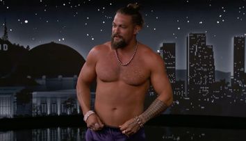 Jason Momoa s-a dezbrăcat în direct, la TV! ”Nu-mi mai place să port haine”