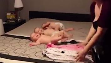 Cum s-a gandit o femeie sa isi filmeze copiii. A pornit camera video, iar ce a urmat i-a adus titlul de 