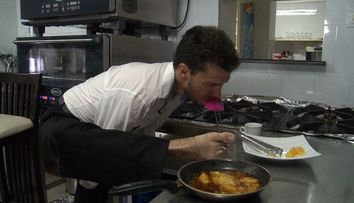 Pasiunea lui depaseste limitele imposibilului. Bucatarul fara maini i-a lasat muti de uimire pe juratii de la MasterChef